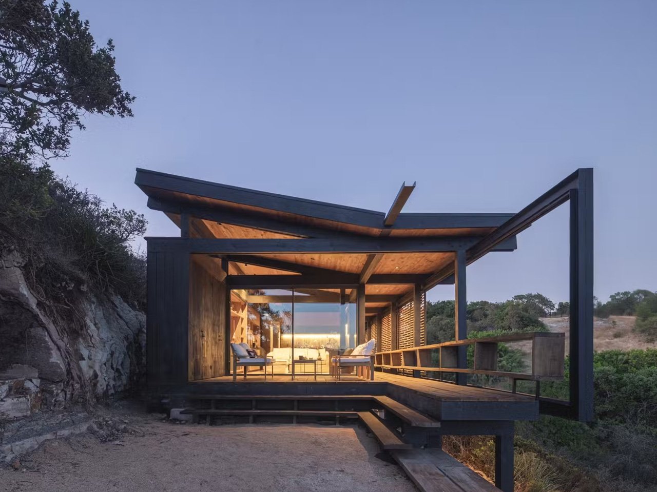 The cabin completed with glass with a price of $ 290,000 offers the ultimate coastal holiday in Chile