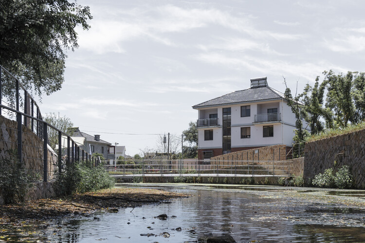 Ephemeral bridge / FAR Workshop - external photography, windows, promenade