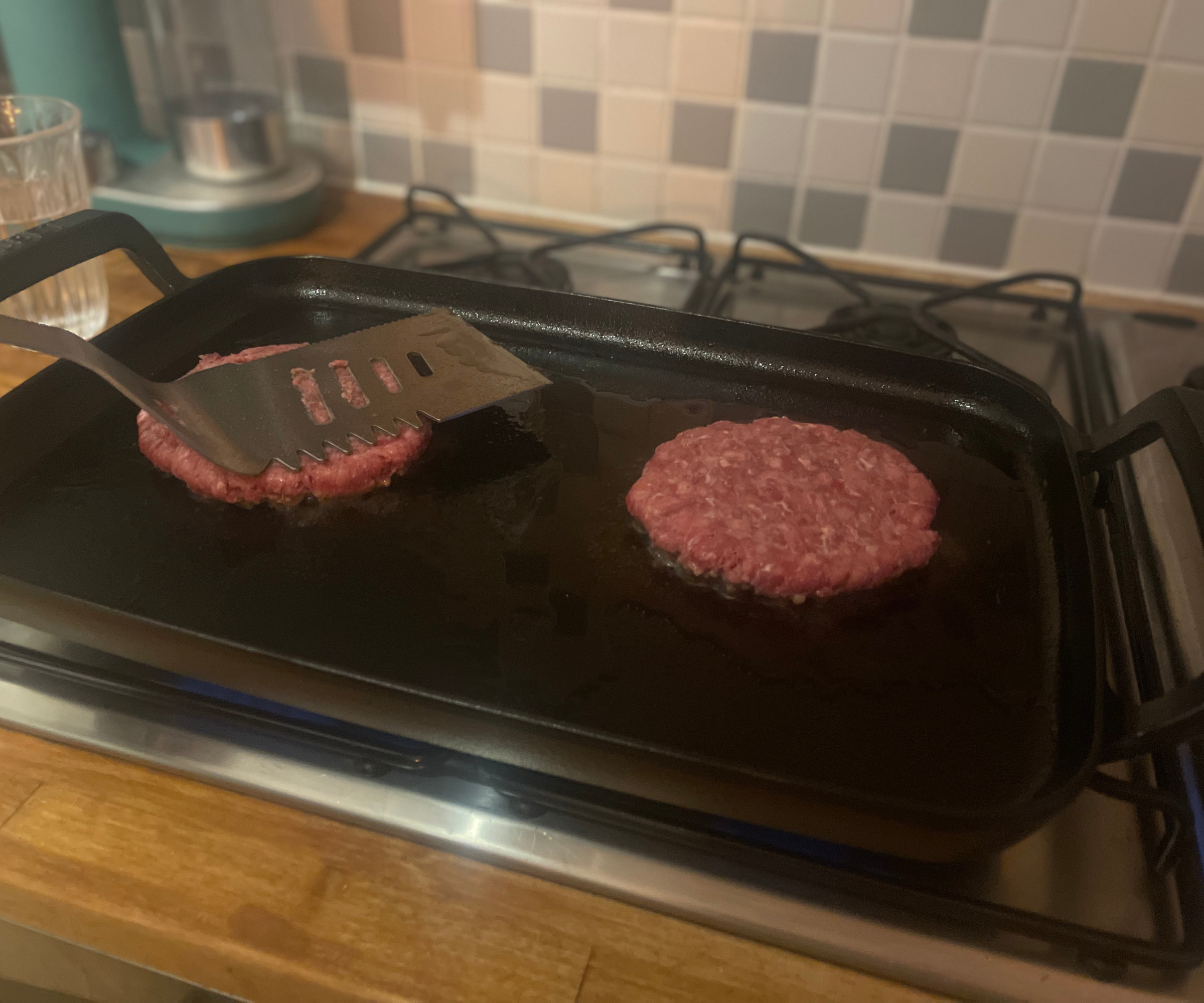 Grill the burger (inside) with the Le Creuset Alpine Outdoor frying and tool set