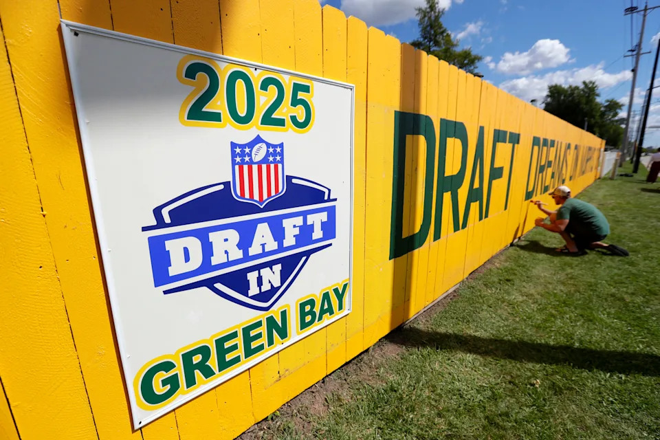 Matt Pecard von Green Bay accompanied the newly painted Packers fence in Schadtenstraße 1177 on September 2, 2024 in Green Bay. The original Packers fence is 40 years old.