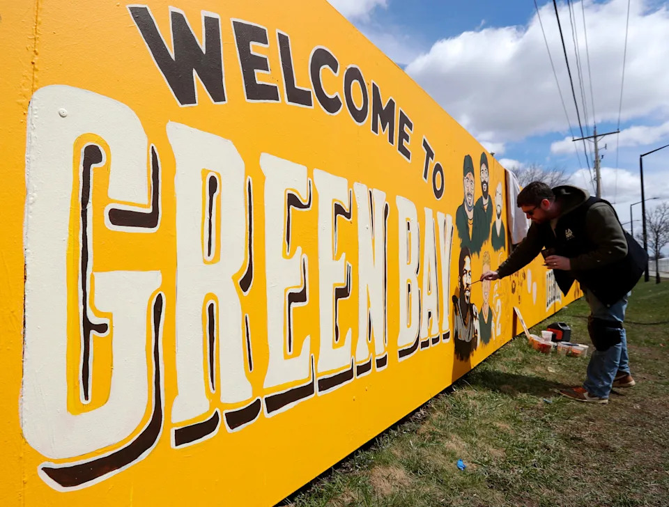 The artist Zane Statz paints the Packers fence in the Schattenlane 1267 for the NFL Draft 2025 on April 19th in Green Bay.