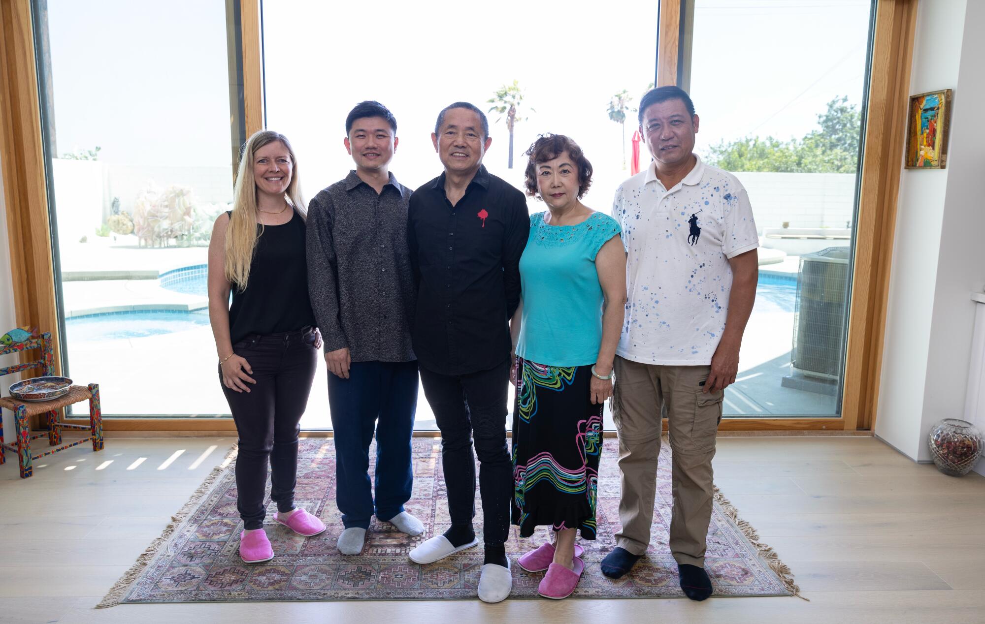 Halle doenitz, left, de Peter Yi, Yi Kai, Zheng Jian and Larry Tan showed up in a house.