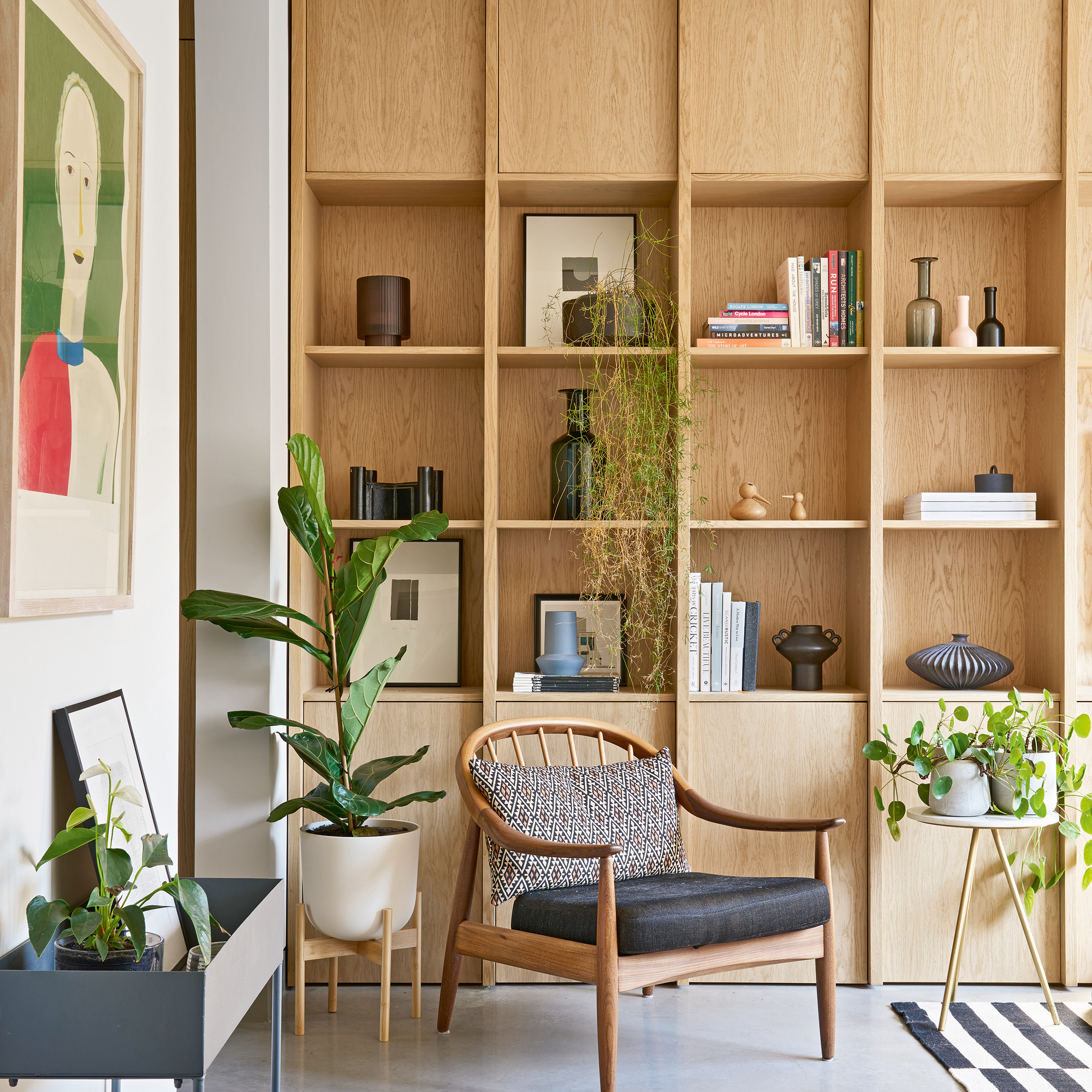 Tailor -made shelves and cupboards in the ground up to the ceiling