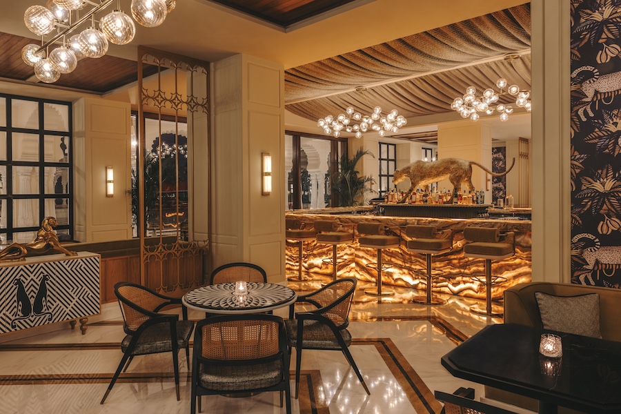 Fairmont Udaipur Palace Dahaad - The Palace Bar Sputnik Kronleuchter Leopard Statue Bar Stools Cane Weaven Bistro Chairs
