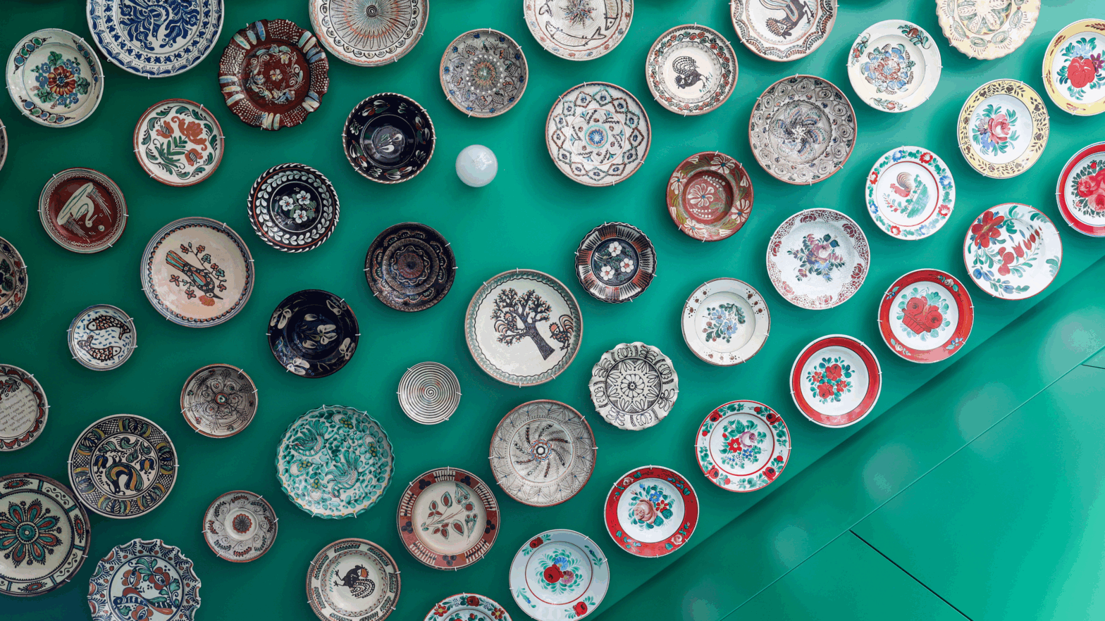 The east hits west kitchen, where the ceiling is the highlight