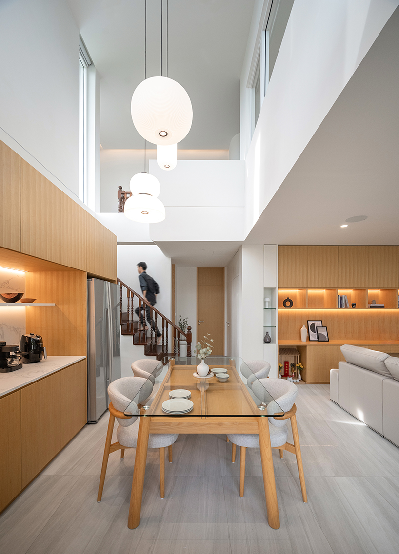 curved textile facades wrap the reborn house in Bangkok Village, which soft