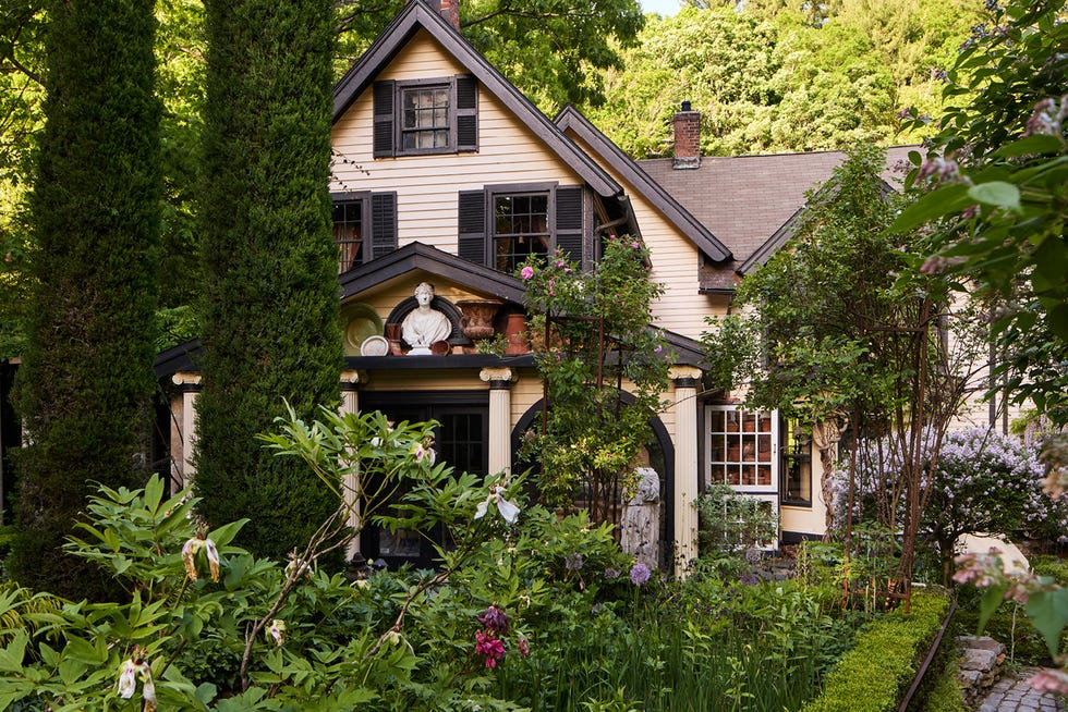 How to choose and show antiques in your garden for an expert How to choose and show antiques in your garden according to expert Michael Trapp