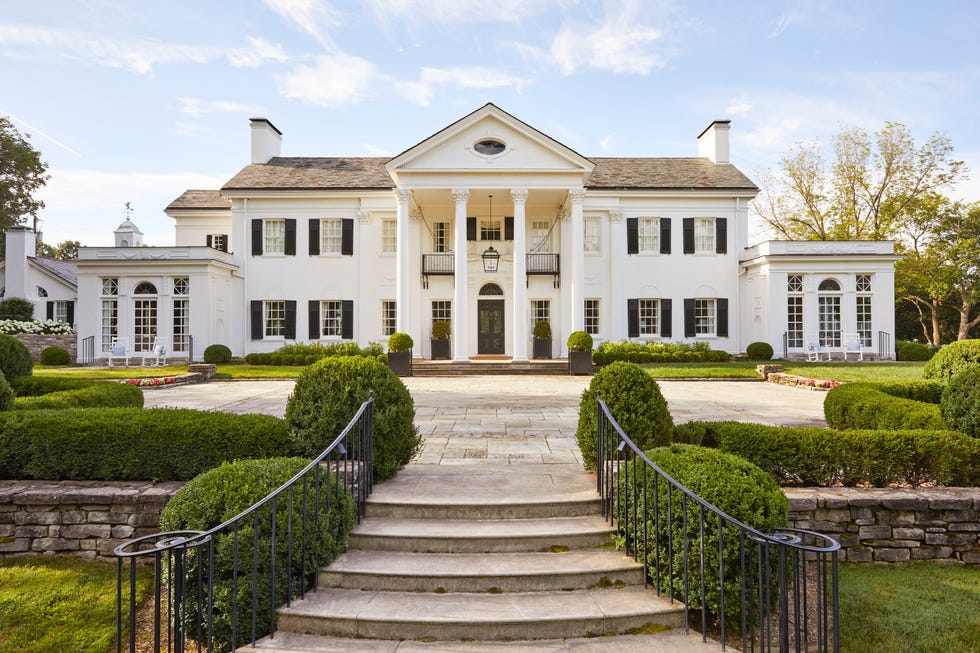 Boxwood's frame. Outside color \, Benjamin Moores Ballet white. Belle Meade Boulevard, Nashville, Tennessee. A Greek revival of 1926 covers its vitality of three local design power plants: interior design by Sarah Bartholomew; Architecture by Catherine Sloan; Landscape design by Gavin Duke. Homeowner Megan Fox and Brian Fox.