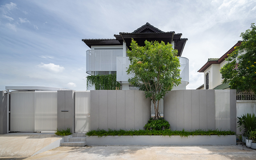 curved textile facades wrap the reborn house in Bangkok Village, which soft