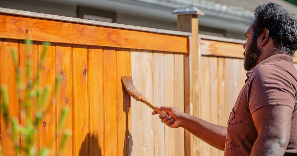 The lawyer explains when you can paint your fence