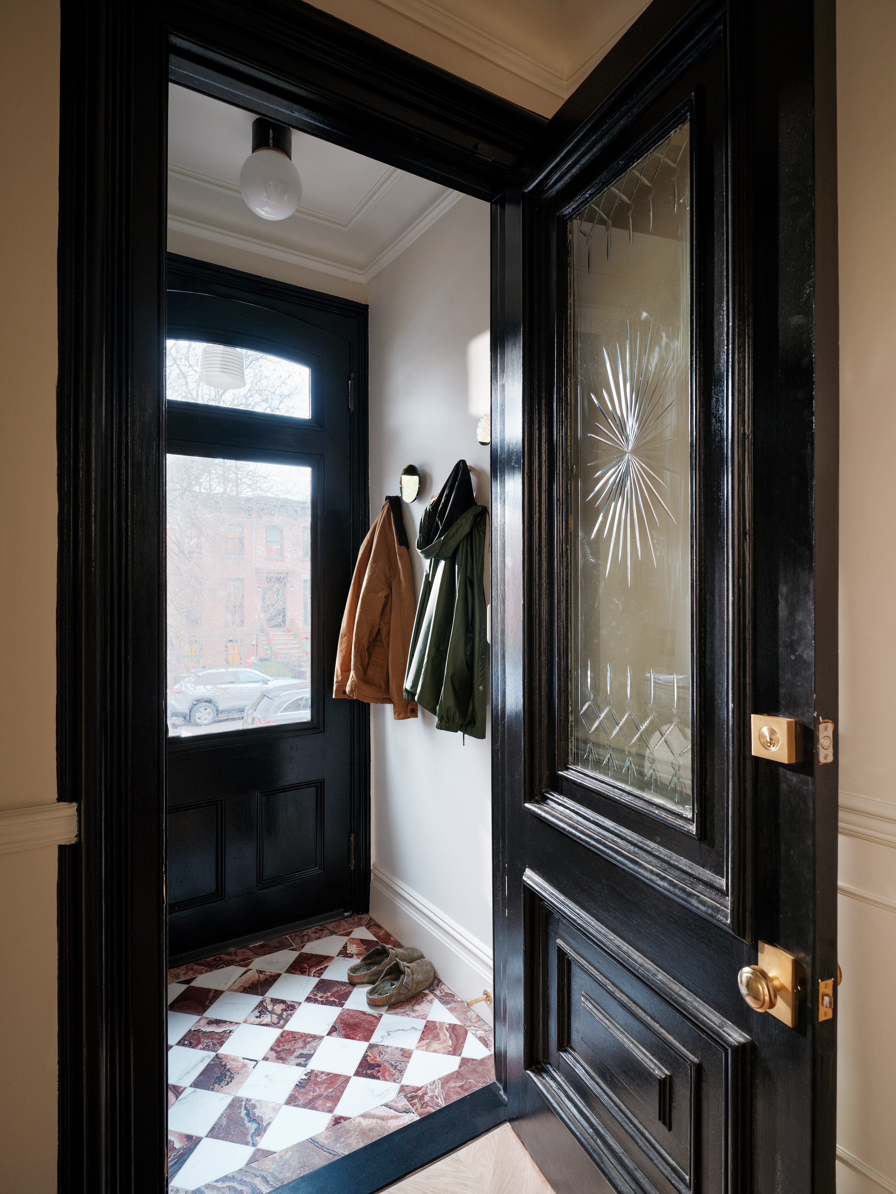 Coat room/entrance area of ​​a historic NYC Brownstone Featring Marble Red-Weiß-Chesskrett floors