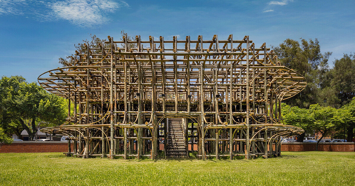 Bamboo sticks form cheng tsung fengs theater installation in Taiwan