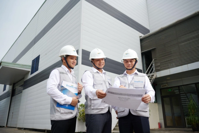 The team endeavors to contribute to improving Vietnam's heat -insulation material industry. Photo with the kind permission of Tonmatpan
