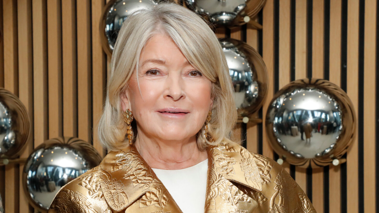 Martha Stewarts Orange -colored room inspires the trend of the reverse color capping