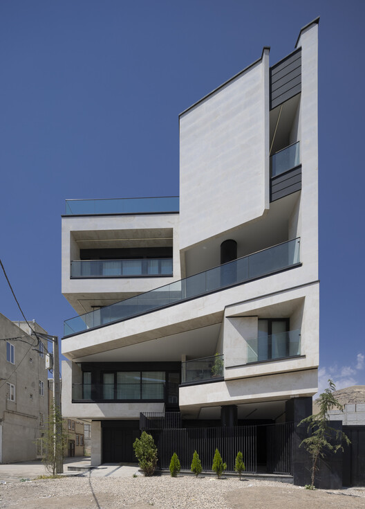 DOA residential building / white cube studio - outdoor photography, balcony