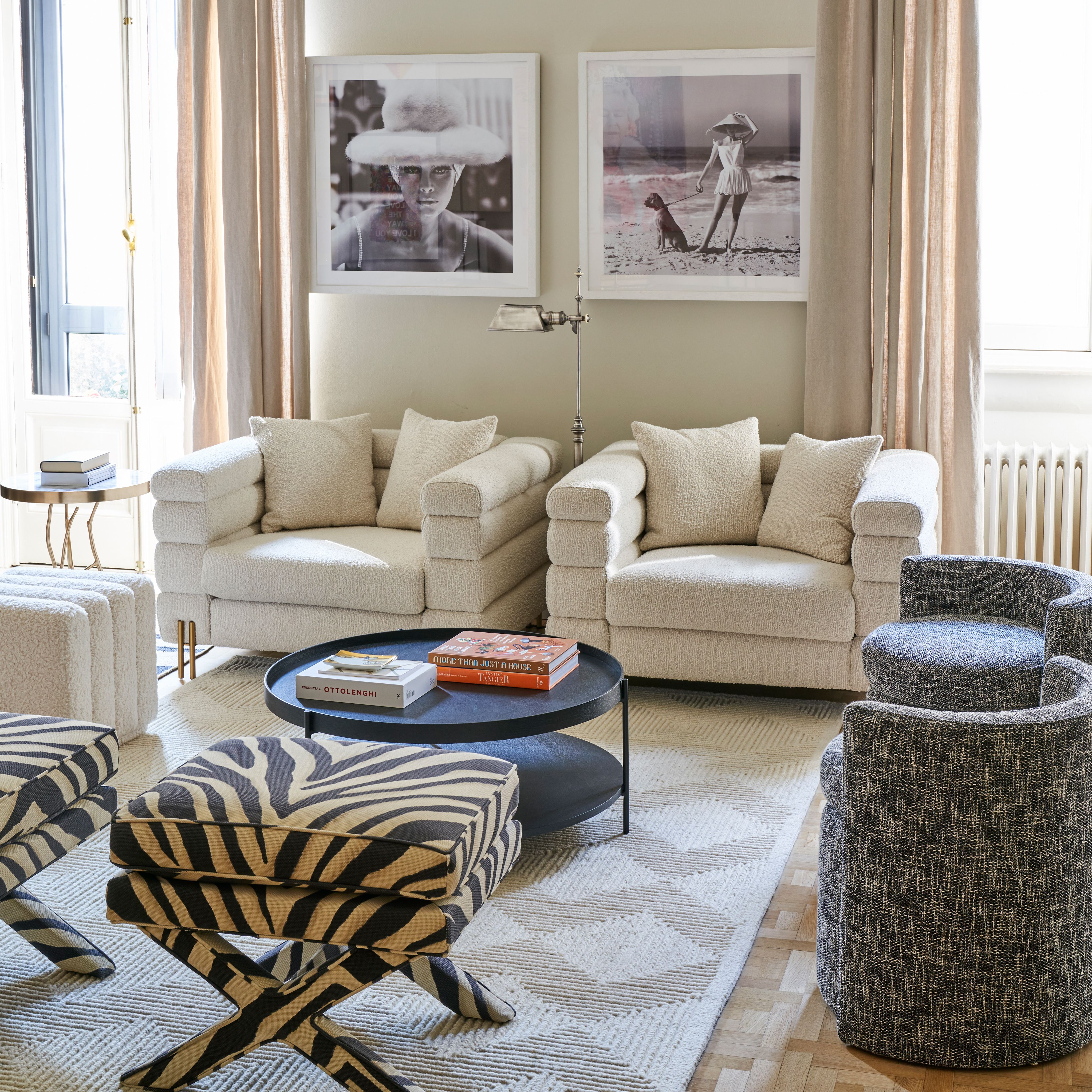 A neutral living room with zebraühlen