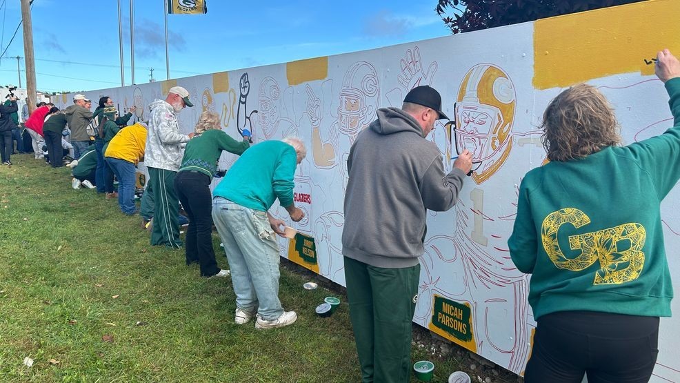 The Packers fans have invited to lend their contact to Lambeau Leap Mural on the Lombardi Avenue