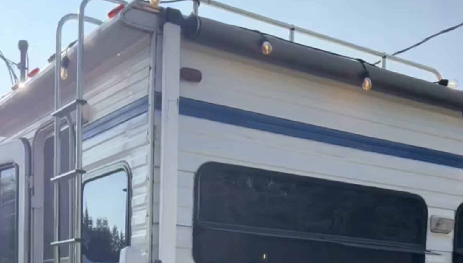 Woman divides inside to transform the old Truck residential mobile into a cozy, tiny home: "I love it"