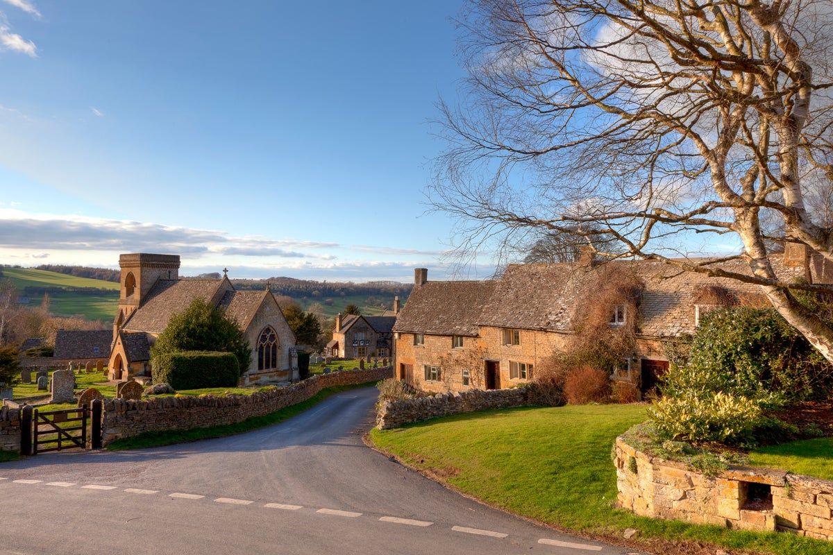 The Council forbids to redesign houses and to build fences in 'Bridget Jones' village without consent