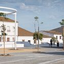 Over the fences – Clara Campoamor Square in San Silvestre de Guzmán / studio twentytwo – Image 4 of 24
