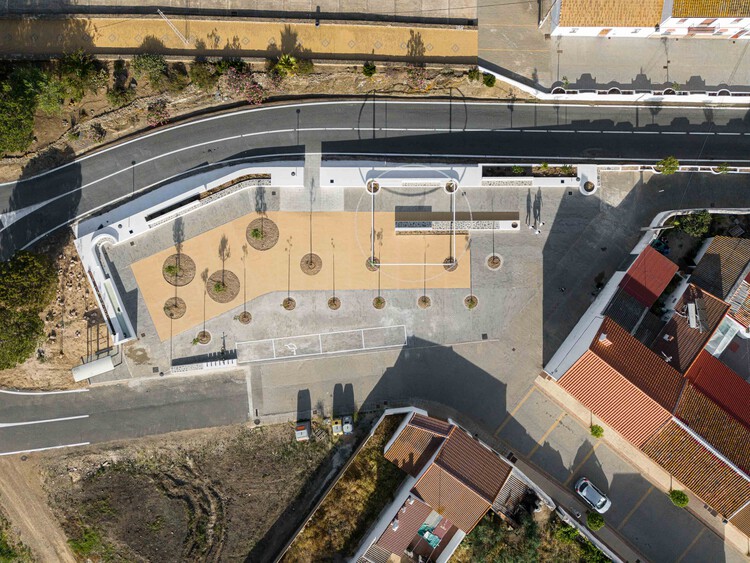 Over the fences – Clara Campoamor Square in San Silvestre de Guzmán / studio twentytwo – Image 14 of 24