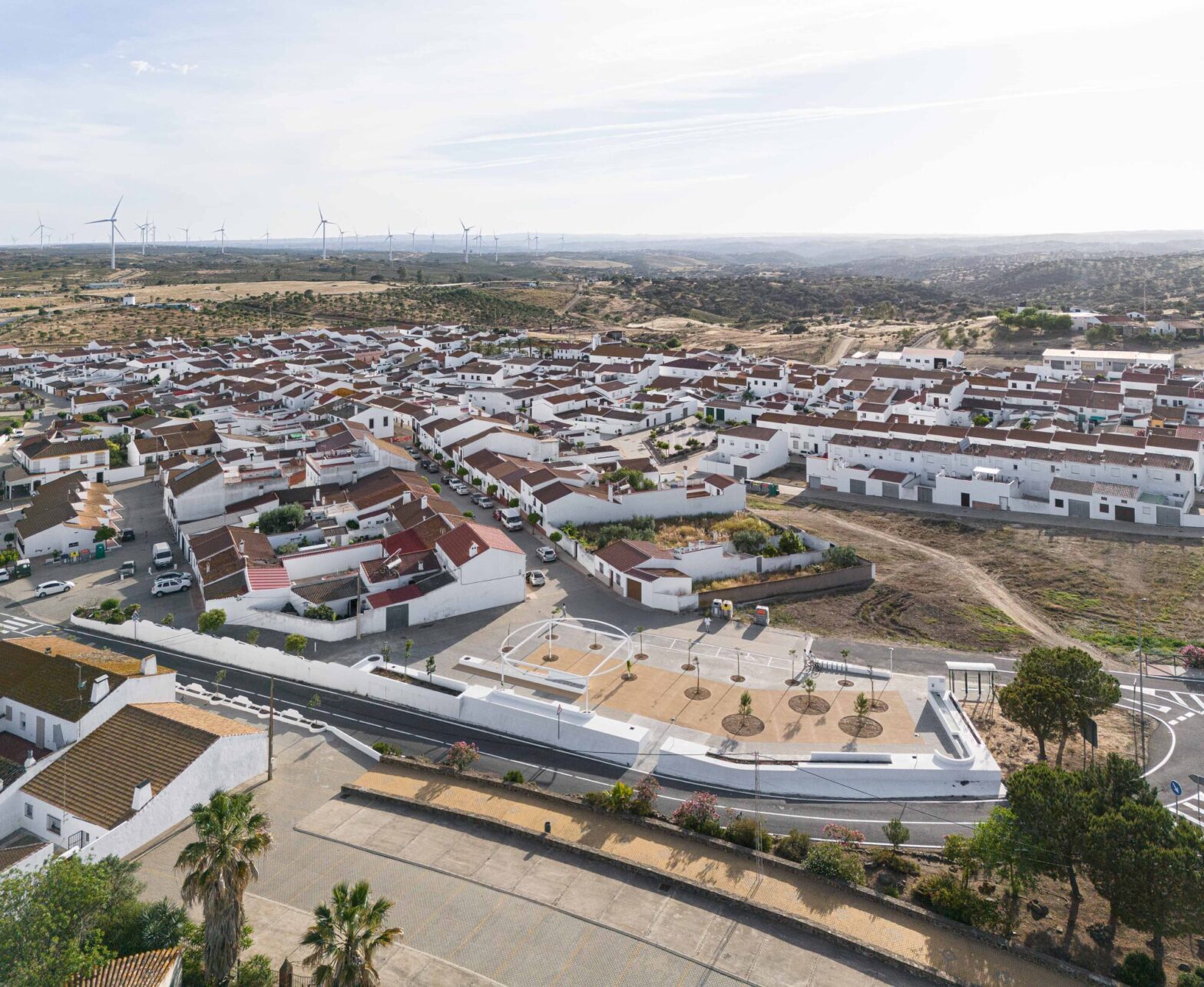 Over the fences – Clara Campoamor Square in San Silvestre de Guzmán / Studio 22