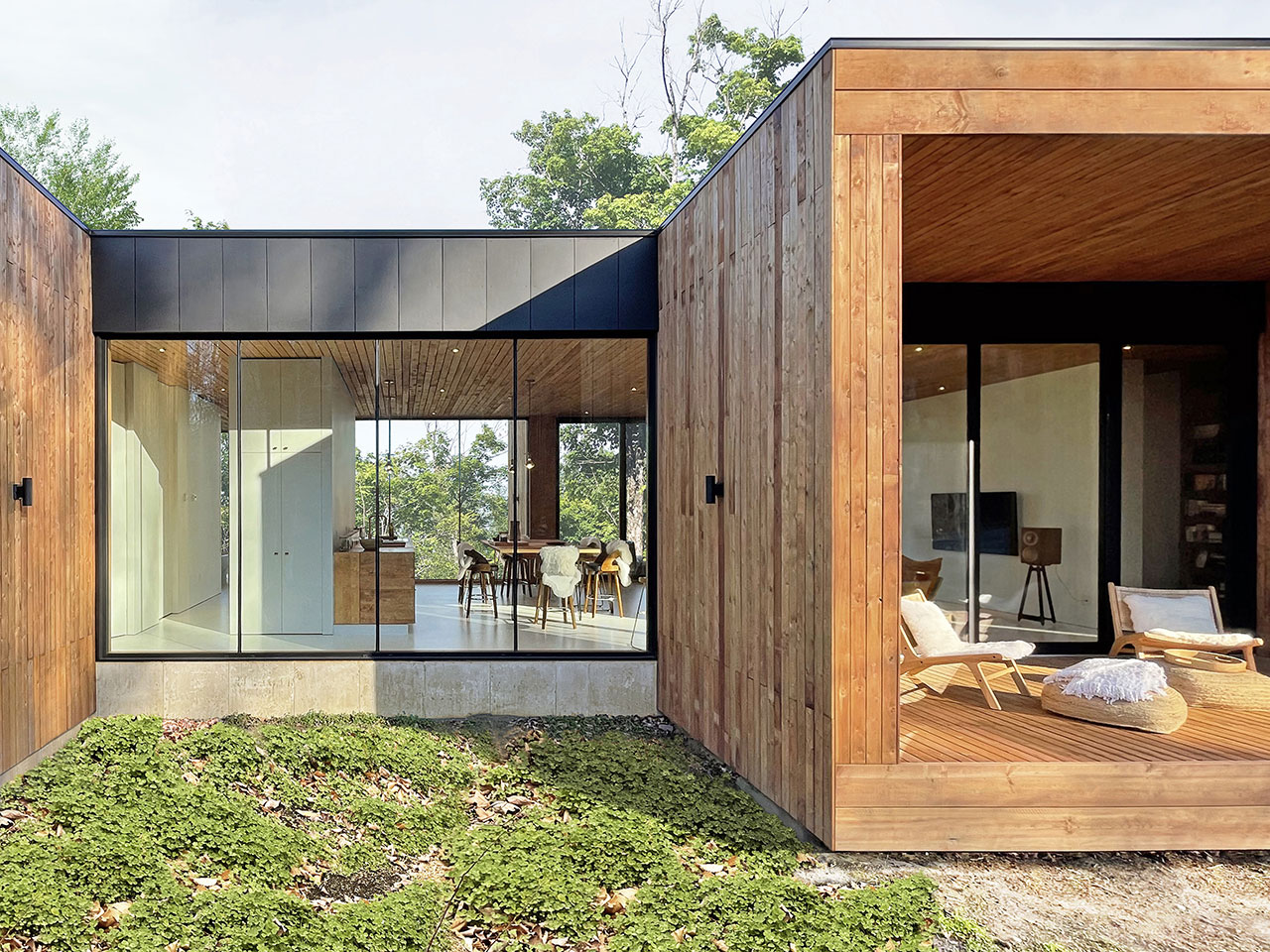 La Cadrée Perchée is a mountain house that interacts with nature