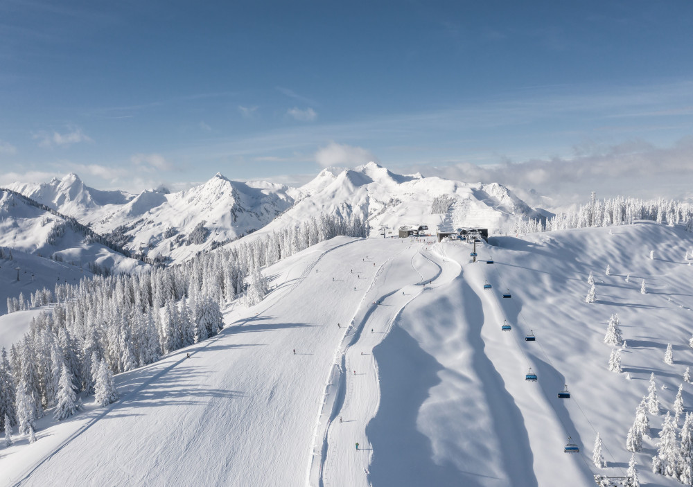 Above the slopes, skiers & Bernkogel chairs