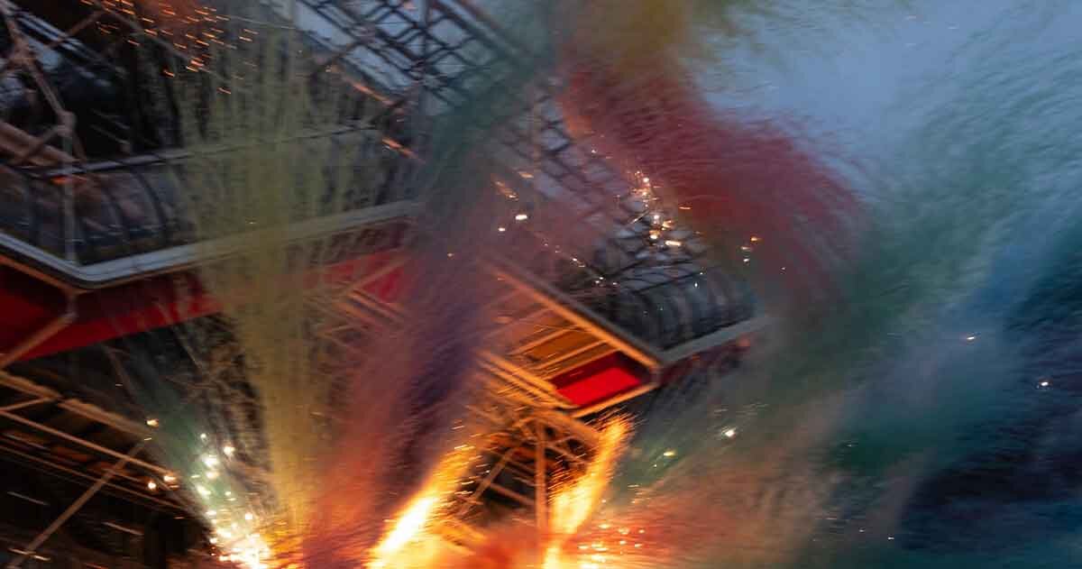 Cai Guo-Qiang celebrates the departure of the Pompidou Center with a fireworks painting
