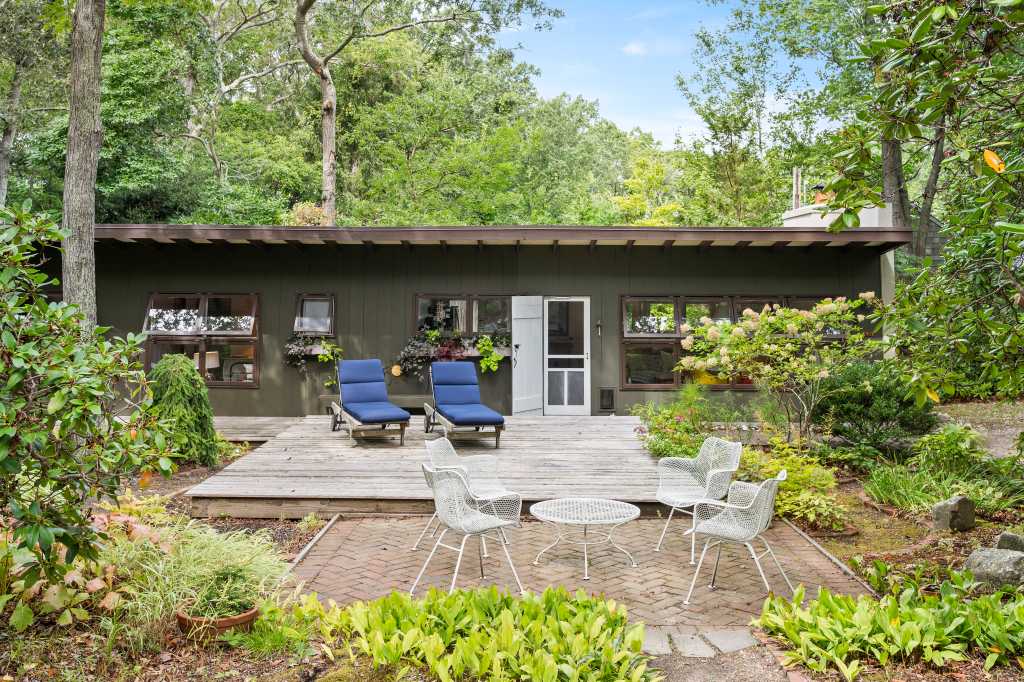 Former Fischer Bungalow in Springs, an allusion to the past era