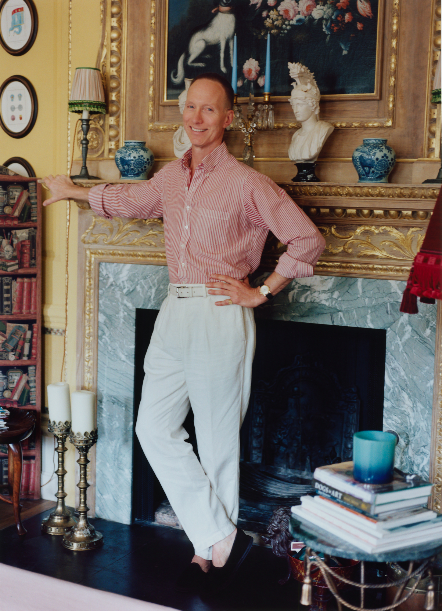 Martin Brudnizki leans on a Kaminsims in his house in West Sussex.