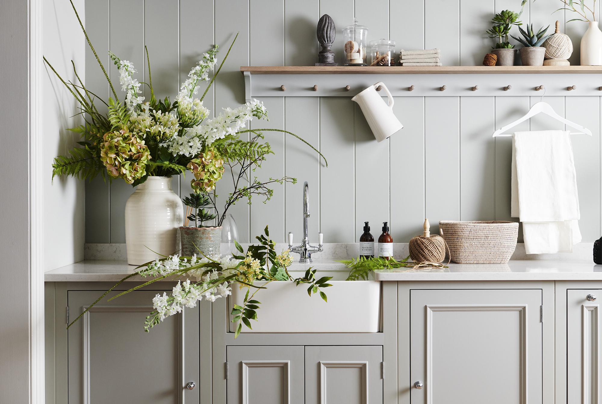 Gray cuisine with gray cladding and Butlers sinks.
