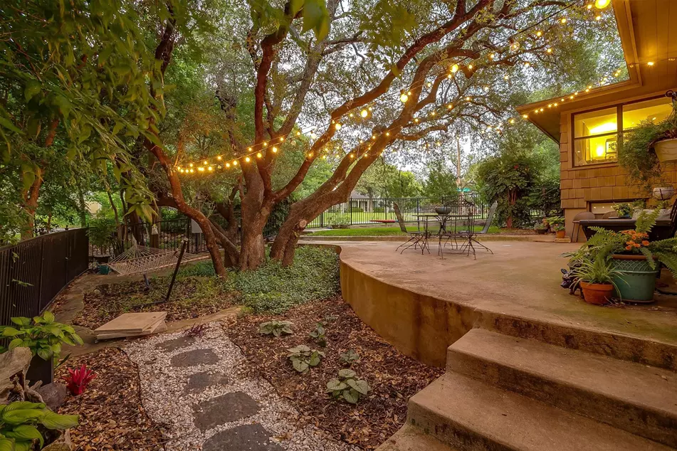 Oakhurst House has Baumhaus -Vibes, which is firmly rooted in Fort Worth