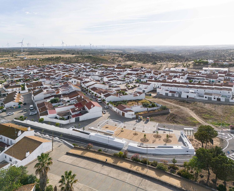 Over the fences – Clara Campoamor Square in San Silvestre de Guzmán / studio twentytwo – Image 1 of 24