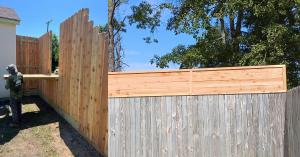 Split Yard shows a neighbor -friendly wooden fence with a depressed table and a high data protection fence expansion, which was built by Tony's fencing in Covington, Louisiana.
