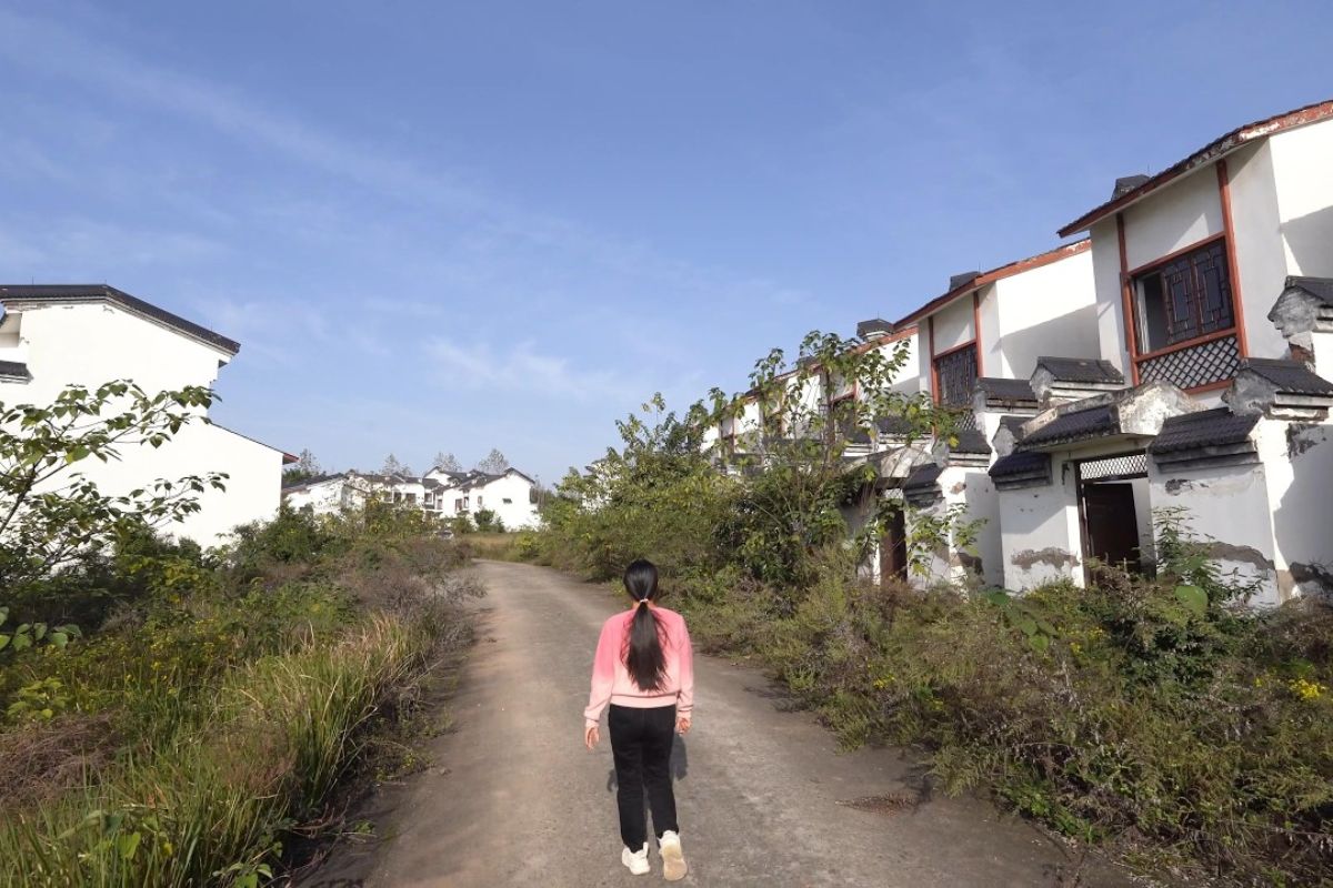 With dozens of fully built and then abandoned villages, the mountain in Chongqing fascinates visitors with empty villas, complete infrastructure and the mystery of the reason for the abandonment