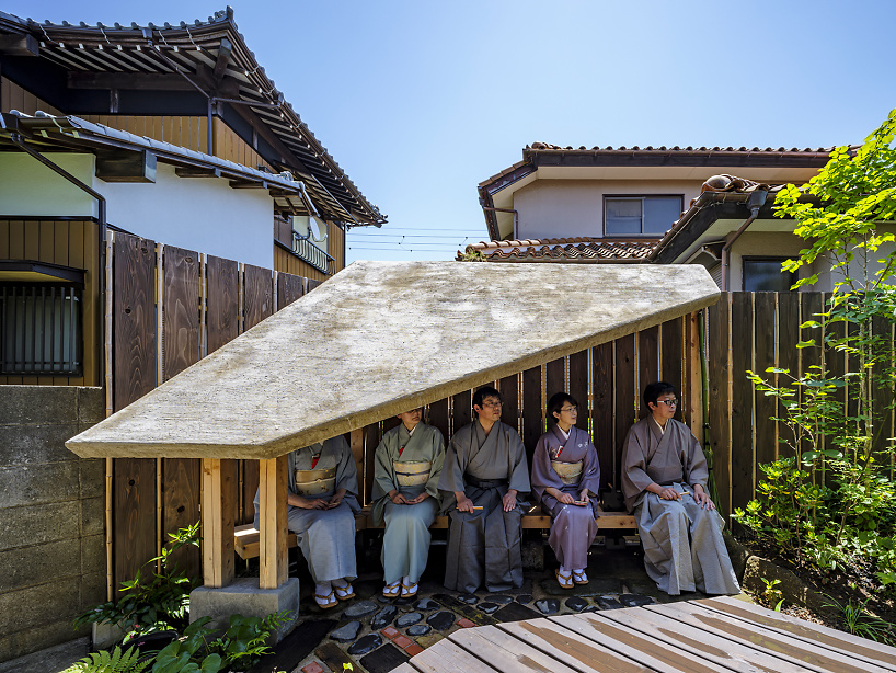 Moss-covered earthen roof shields the waiting area of ​​a teahouse in Japan