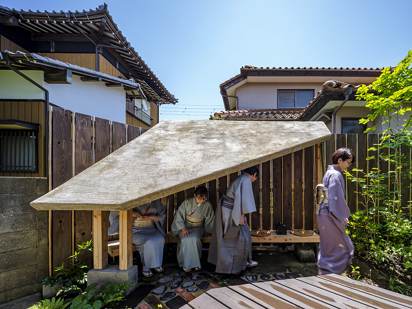 Moss-covered earthen roof shields the waiting area of ​​a teahouse in Japan