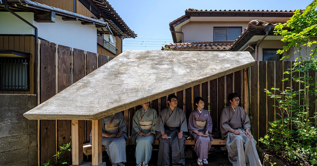 Moss-covered earthen roof shields the waiting area of ​​a tea house in Japan