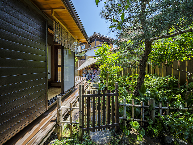 Moss-covered earthen roof shields the waiting area of ​​a teahouse in Japan