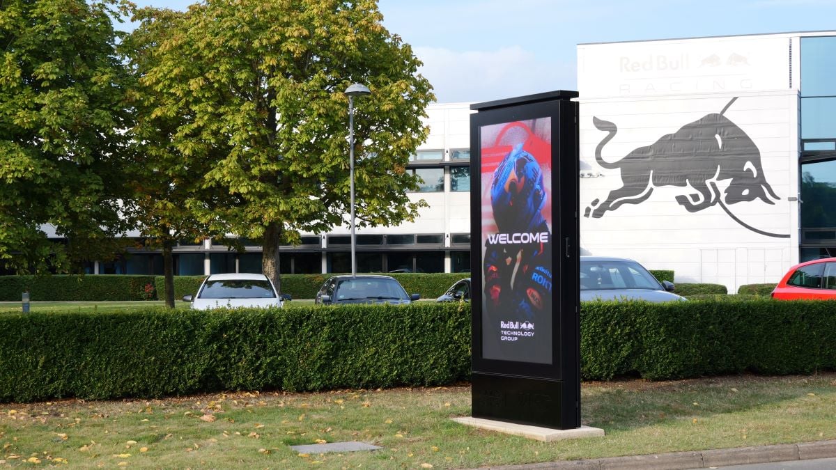 Oracle Red Bull Racing accelerates its digital communications at its global headquarters with Philips outdoor LED installations