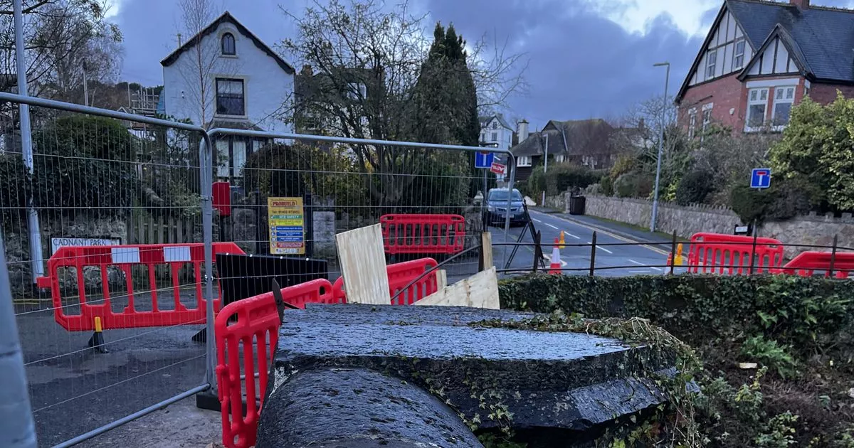 Road closed after bridge hit by truck in Conwy