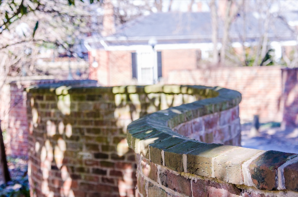 Why snake-like “crinkle-crankle” walls are an engineering genius