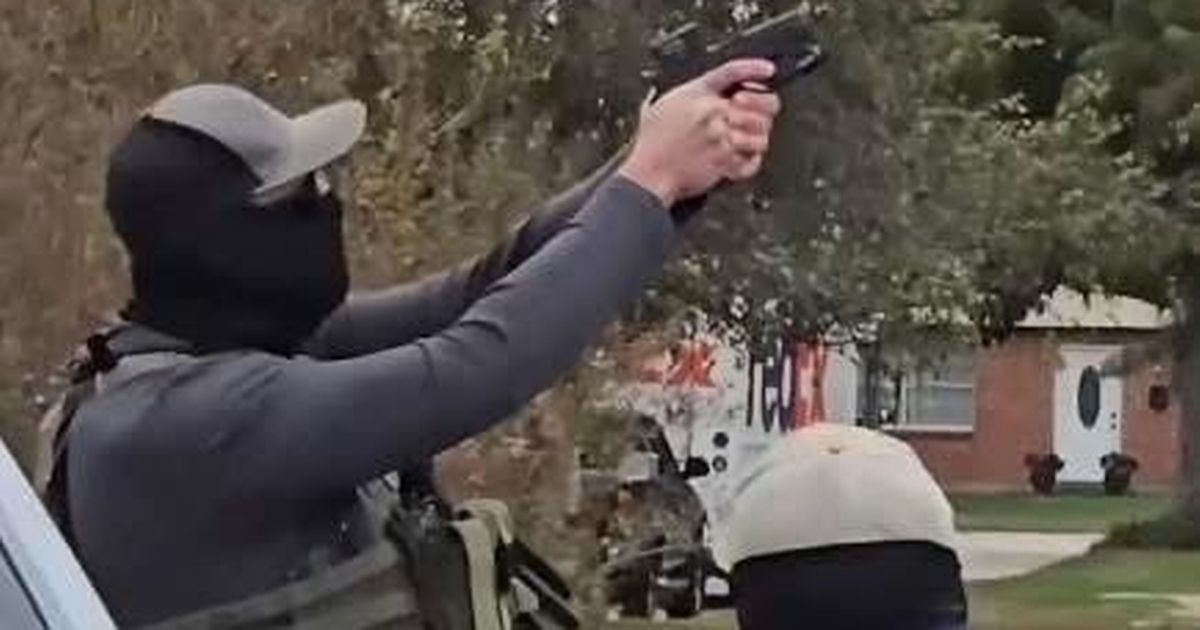 ICE agent aims gun at construction workers on roof in New Orleans during raids